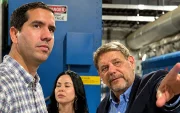 Viaje. En mayo de 2024, el ministro Roberto Luque viajó por invitación de Karla Saud a las instalaciones de Progen y se reunió con  el CEO de Progen, John Manning.