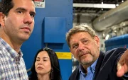 Viaje. En mayo de 2024, el ministro Roberto Luque viajó por invitación de Karla Saud a las instalaciones de Progen y se reunió con el CEO de Progen, John Manning.