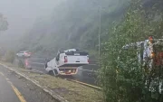 Una camioneta quedó volcada tras un choque múltiple en la avenida Simón Bolívar, a la altura de Guápulo.
