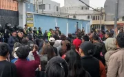 Decenas de padres y representantes se congregaron desde ayer en los exteriores de la institución educativa tras conocerse la denuncia que involucra presuntamente a un practicante del establecimiento.