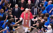 Miles de fieles se han congregado este martes por la mañana en los alrededores de la Catedral de Barcelona para recibir al papa León XIV en su primera visita.