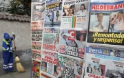 Fotografía que muestra portadas de distintos diarios en Lima (Perú).