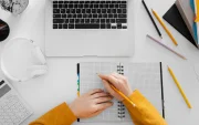 Referencial.Espacios de estudio organizados reflejan el entorno digital y académico de las becas online ofrecidas por la Universidad Europea en Ecuador.