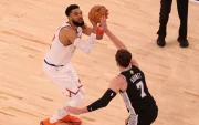El ala-pívot y pívot de los New York Knicks, Karl-Anthony Towns, y el ala-pívot y pívot de los San Antonio Spurs, Luke Kornet, en acción durante el Juego 3 de las Finales de la NBA.