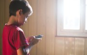 La investigación, liderada por la UEES, encontró altos niveles de sedentarismo, exposición a dispositivos electrónicos y una preocupante prevalencia de sobrepeso y obesidad en la primera infancia.