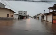 Calles urbanas de El Oro permanecen inundadas tras las intensas lluvias y el desbordamiento de ríos que obligaron a suspender clases y cerrar vías en tres cantones.”