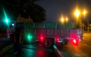 Un camión que transportaba camarón perdió pista y terminó atravesado sobre un retorno en el km 12,5 de la vía a la costa durante la madrugada de este martes.