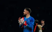 Bart Verbruggen durante un partido con Países Bajos previo al Mundial de la FIFA 2026.