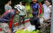 Personal de respuesta a emergencias habla con un estudiante que se sintió indispuesto tras un terremoto en la ciudad de Davao, en el sur de Filipinas, el 8 de junio de 2026.