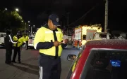 Agentes de la AMT realizan controles de alcoholemia en distintos sectores de Quito durante operativos del fin de semana.