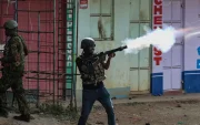 Agentes de la policía keniana lanzan botes de gas lacrimógeno contra manifestantes durante una protesta contra un centro de tratamiento del ébola en Nanyuki, Kenia, el 9 de junio de 2026.