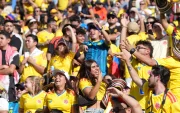 Aficionados de Colombia animan este domingo, en un partido amistoso entre Colombia y Jordania en el estadio Snapdragon de San Diego,