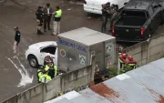 Uniformados del Cuerpo de Bomberos de Quito y Policía Nacional cercaron el lugar en donde hallaron a una persona sin vida, en La Vicentina.
