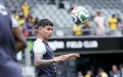 El volante ecuatoriano Jordy Alcívar durante un entrenamiento de la Tricolor.