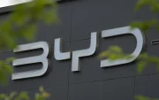 El logotipo de BYD se muestra en un concesionario de BYD en Pekín, China, el 9 de junio de 2026.