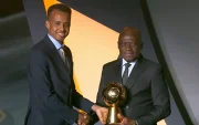 Imagen del árbitro somalí Omar Abdulkadir Artan cuando recogió el premio al árbitro masculino del año 2025 por la Confederación Africana de Fútbol.