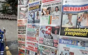 Fotografía que muestra portadas de distintos diarios en Lima (Perú).
