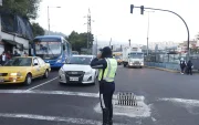Agentes de tránsito ejecutan controles del Pico y Placa para verificar el cumplimiento de la restricción vehicular.