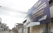 El presidente Daniel Noboa durante la presentación del proyecto del Quinto Puente. La obra enfrenta cuestionamientos judiciales relacionados con los procesos de expropiación de terrenos.