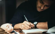 Jóvenes de entre 18 y 29 años pueden postular a las becas de educación superior del programa “Nuevo Ecuador 2026”.