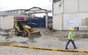 Las obras en la calle Quisquis incluyen la instalación de tuberías y la construcción de un muro y una escalinata en la zona intervenida.