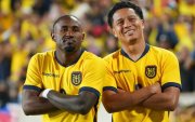John Yeboah y Anthony Valencia festejan un gol de la selección ecuatoriana.