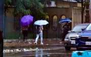 Los paraguas volvieron a utilizarse en Guayaquil y otras ciudades del país ante el retorno de las lluvias.