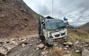 Vehículos que intentaron cruzar por las zonas afectadas resultaron afectados por la caída de material.