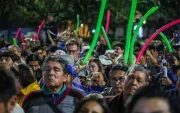 Seguidores del candidato izquierdista Roberto Sánchez esperan por los resultados electorales en Lima.