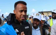 El árbitro somalí Omar Abdulkadir Artan, cuya entrada a EE. UU. fue denegada la semana pasada cuando iba a participar en el Mundial 2026, fue recibido como un héroe a su regreso a Somalia.