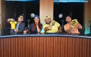 Los panelistas durante la grabación del nuevo podcast de Expreso, con símbolos alusivos al fútbol.