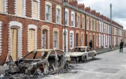 Se puede ver un coche calcinado en la calle McMaster tras los disturbios ocurridos en Belfast, Irlanda del Norte, el 10 de junio de 2026.