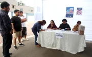 Ciudadanos cumplen con el proceso de votación en una mesa electoral en Perú.