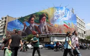 Ciudadanos iraníes pasan junto a una gran valla publicitaria con la imagen del difunto líder supremo iraní, en una calle de Teherán, Irán, este 10 de junio de 2026.