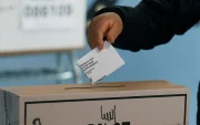 Una persona que deposita un voto en una urna el domingo 7 de junio de 2026, durante la segunda vuelta de las elecciones presidenciales en Perú.