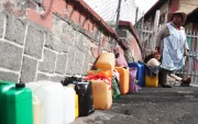 Mujeres aimaras esperan para comprar combustible este martes, en La Paz (Bolivia).
