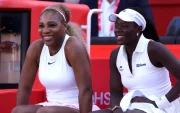 Serena Williams y Victoria Mboko celebran su victoria en dobles durante el HSBC Championships de Queen's Club