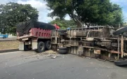 Un camión quedó volcado sobre la calzada y obligó al cierre temporal de dos carriles este 10 de junio.