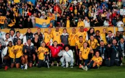 Jugadoras de la Selección de Ecuador celebran junto a los hinchas su clasificación al repechaje.
