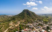 Vista aérea del cerro de Montecristi, donde se instalará el nuevo radar para detectar vuelos ilícitos a partir de 2027.