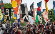 Jinetes ataviados con armadura de samurái miran al cielo mientras luchan por una bandera durante el festival Soma Nomaoi en Minamisoma, prefectura de Fukushima, el 24 de mayo de 2026.