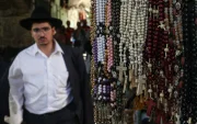 Vista de collares con la cruz cristiana en la Ciudad Vieja de Jerusalén.