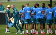 El plantel recibió al seleccionador Carlo Ancelotti con el tradicional “pasillito”