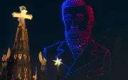 El rostro de Gaudí ilumina el cielo de Barcelona