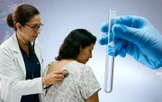 Patricia Mena convive con una enfermedad genética rara mientras espera acceso a un tratamiento que podría frenar su avance.