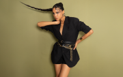 La modelo Carla Giler disfruta usar este accesorio que superpuestos, convierten un look básico en una propuesta editorial.