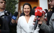 La candidata derechista Keiko Fujimori habla con periodistas este miércoles 10 de junio, en Lima (Perú).