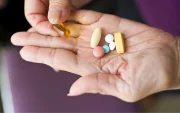 Mientras el sector privado impulsa la economía con utilidades sólidas, la distribución estatal de medicamentos enfrenta serias dudas sobre su eficiencia, control aduanero y transparencia logística.
