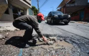 Baches. El deterioro de las vías provoca daños frecuentes en vehículos que circulan por distintos sectores de Quito.