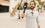 Referencial.Un creador de contenido transmite en espacios públicos, práctica que EE. UU. considera fuera del alcance de la visa de turista.